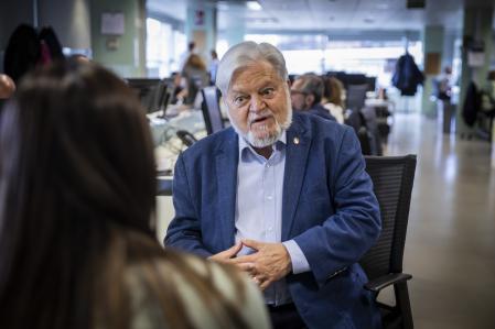 Joaquín Callabed, autor de 'Tiempo para Humanidades', en la redacción de 'Guyana Guardian'.