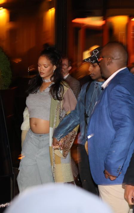 Rihanna junto a A$AP Rocky en París

World Rights