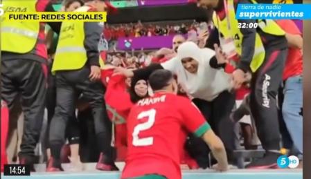 Achraf Hakimi abrazando a su madre