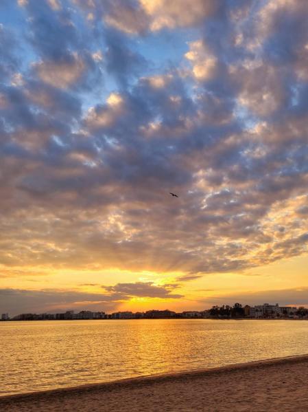 Puesta de sol primaveral en playa la Nova de Roses.