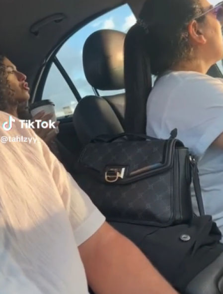 La mujer estaba en la parte trasera del coche tomando café