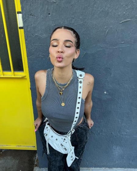 Laura Escanes con su look para grabar su podcast