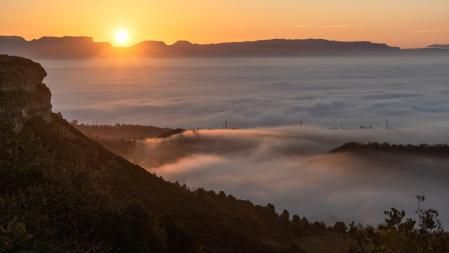 Mar de nieblas al amanecer desde Les Masies de Voltregà.