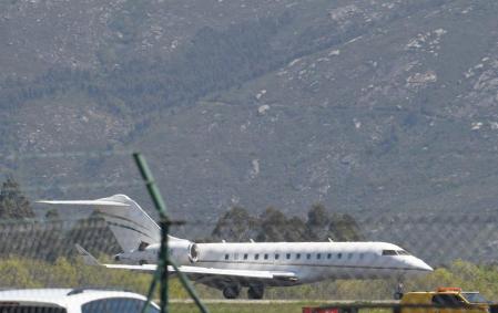 El avión que ha traído al rey Juan Carlos tras aterrizar en Vigo