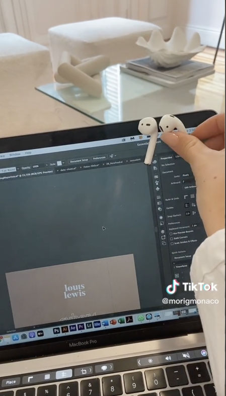 Los auriculares inalámbricos se quedan pegados en el borde de la pantalla del ordenador