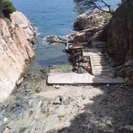El silencio y la tranquilidad convierten la playa Aiguablava en un lugar mágico.