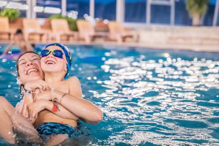 Actividades familiares en la piscina del Cerdanya Ecoresort