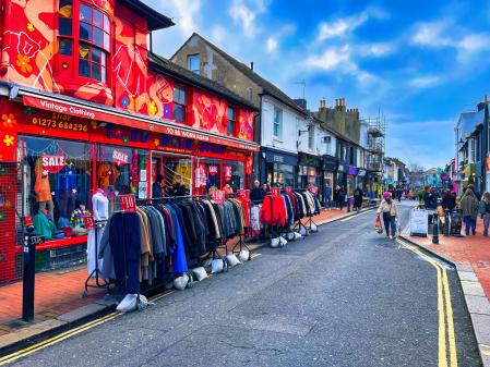 Calles de Brighton con tiendas de colores y moda retro