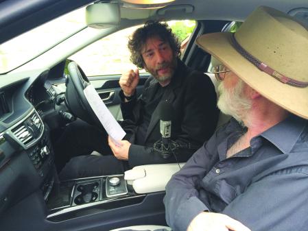 Terry Pratchett y Neil Gaiman grabando un cameo para un programa de radio de la BBC