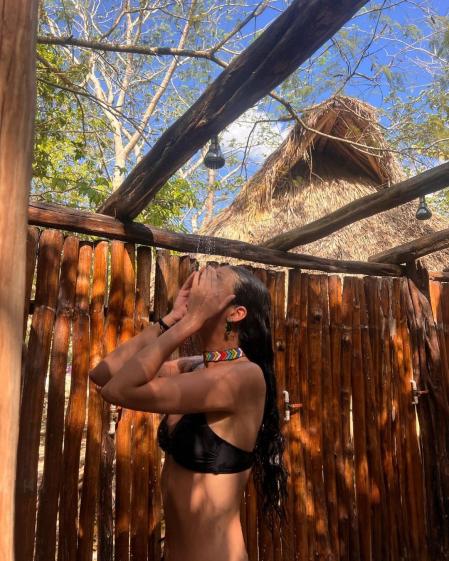 Victoria Federica se da una ducha en plena naturaleza