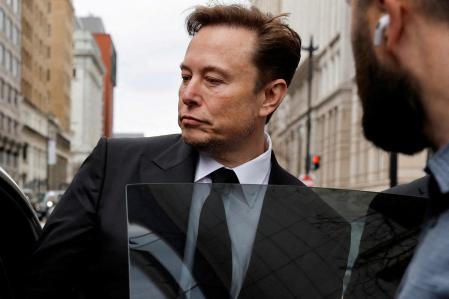 Elon Musk abandonando las oficinas de Tesla en Washington, en enero de este año