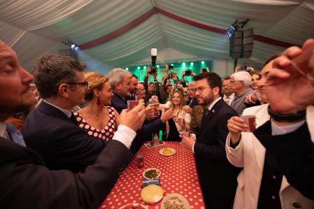 La comitiva política brinda en una caseta