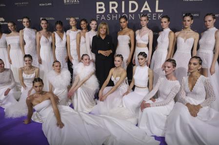 Rosa Clará con las modelos que mostraron su colección Couture 2024.