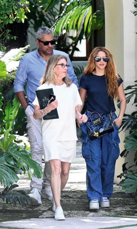 Shakira junto a su hermano Tonino y una agente inmobiliaria