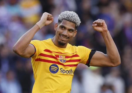 Araújo, el mejor blaugrana, celebra la victoria al terminar el partido