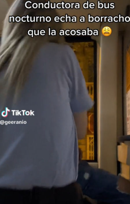 La conductora se encara con el pasajero