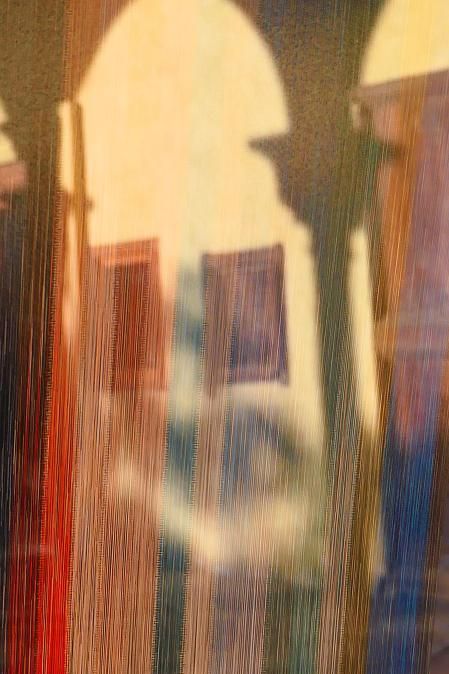 Experimentación fotográfica con la silueta de columnas y cuadros al fondo.