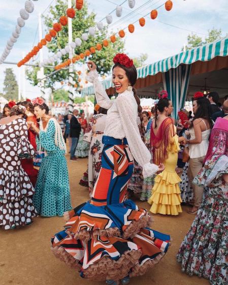 La influencer Marta Sierra con un dos piezas inspirado en el traje flamenco
