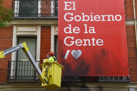 Ataque con pintura negra en la sede del PSOE en la calle Ferraz, en Madrid