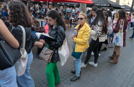 Las colas no importan si se puede conseguir la dedicatoria del autor