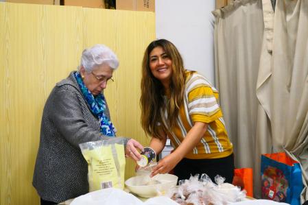 Voluntarios de la obra social 'Pa de Sanr Antoni'.