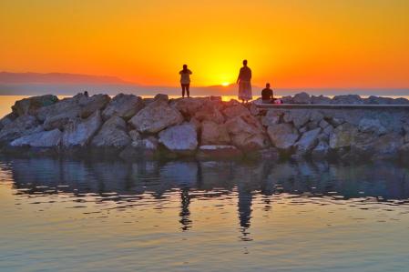 Contemplando el sol al amanecer en Fuengirola.