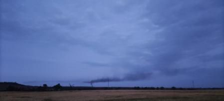 Humo atrapado en las nubes por la inversión térmica, en el Urgell.