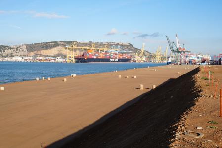 Terrenos del muelle Adossat del puerto de Barcelona donde se construirán la terminal H de cruceros y una terminal de ferrys 
Categoría?Es un campo abstracto que determina el tema del contenido (Internacional, Politica...). Se rellena automaticamente en el entorno de Wires o manulamente por los documentalistas en el entorno de archivo  Sub-Categoría?Es un campo abstracto que determina el subtema del contenido (Futbol, Barça...). Actualmente solamente se usa para realizar una categorización más detallada para los objetos relacionados con el Deporte