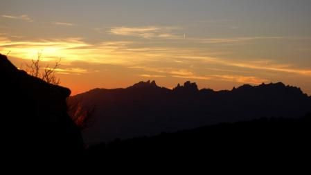 El atardecer recortado de Montserrat.