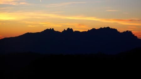 El atardecer recortado de Montserrat.