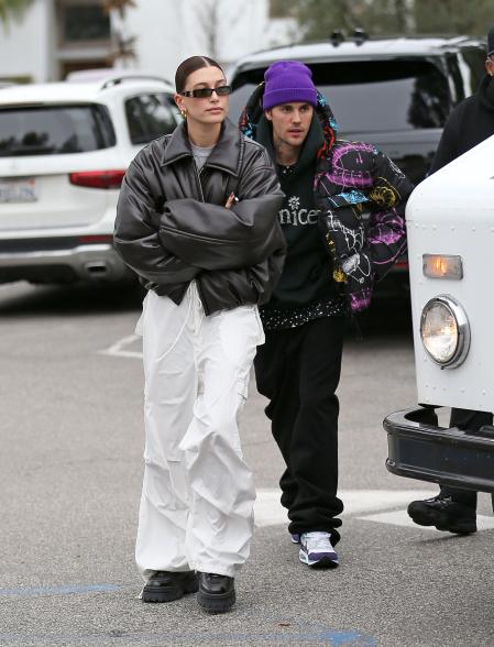 Hailey y Justin Bieber en un paseo reciente por Los Ángeles