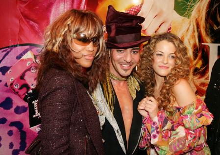 Eve, John Galliano  and Riley Keoughen la colección de Christian Dior de París 2004