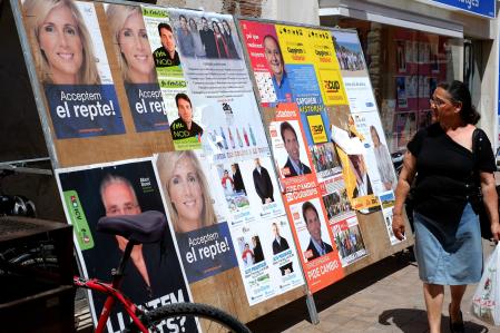 Torredembarra, plafones con los carteles de los candidatos, 14 formaciones políticas participan en las elecciones municipales 2014
