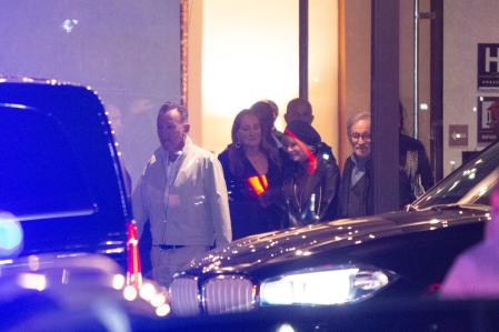 Bruce Springsteen, su mujer Patti Scialfa, Steven Spielberg y la actriz Kate Capshaw reciben a los Obama en el hotel