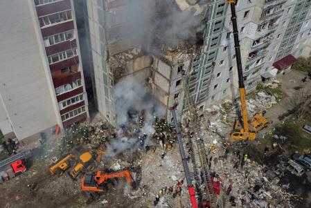 Una vista aérea muestra un edificio residencial gravemente dañado por un misil ruso, en medio del ataque de Rusia contra Ucrania, en la ciudad de Uman, región de Cherkasy, Ucrania