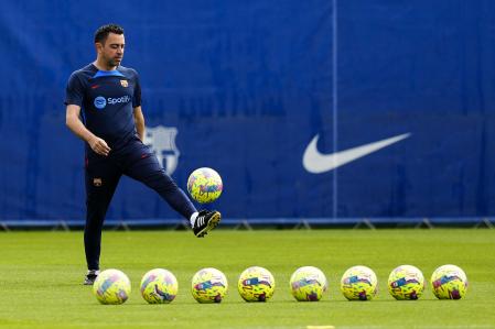 El técnico del FC Barcelona, Xavi Hernández, durante el entrenamiento que ha realizado la plantilla barcelonista para preparar el partido de liga que disputarán mañana ante el Real Betis Balonpié en el Spotify Camp Nou