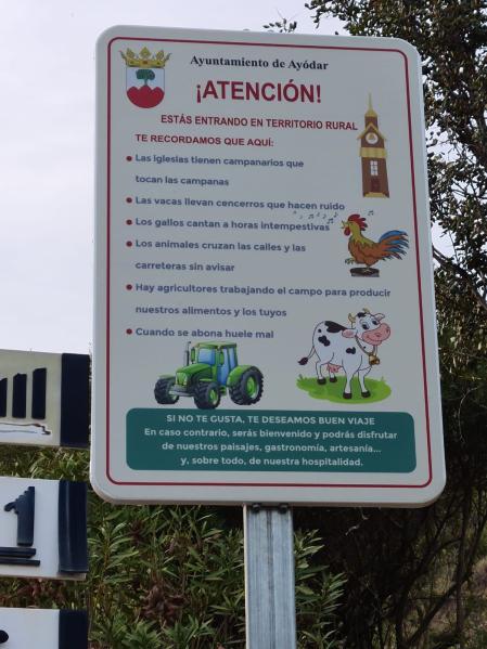 El cartel explica a los visitantes qué encontrarán en el interior del municipio