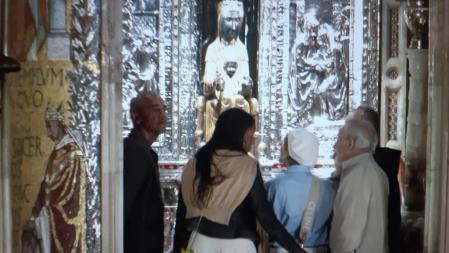 Momento en que los cuatro estadounidenses pasaban por delante de la imagen de la Moreneta