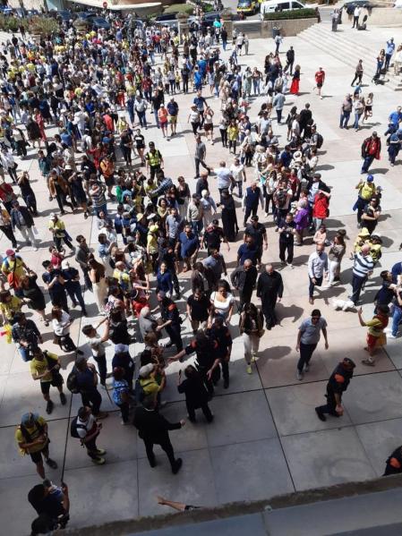 Un corrillo de gente se encontraba en la plaza de Santa Maria, a la llegada de Obama