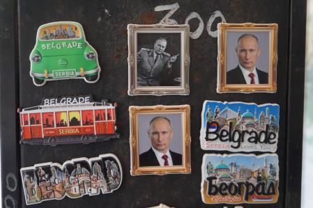 Imanes con el rostro del presidente ruso se venden como recuerdos en un puesto del centro de Belgrado