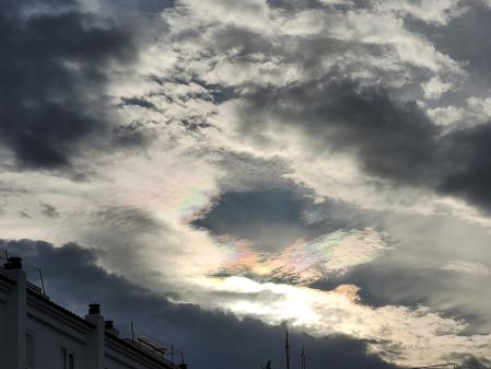 Iridiscencia en las nubes, en Roses.