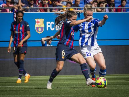 Clàudia Pina en una jugada durante el partido de Liga del Barça Femenino contra el Sporting de Huelva
