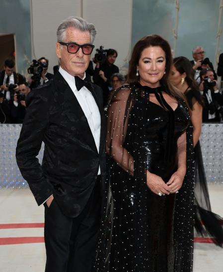 Pierce Brosnan y su mujer Keely Shaye Smith a su llegada a la red carpet de la Met