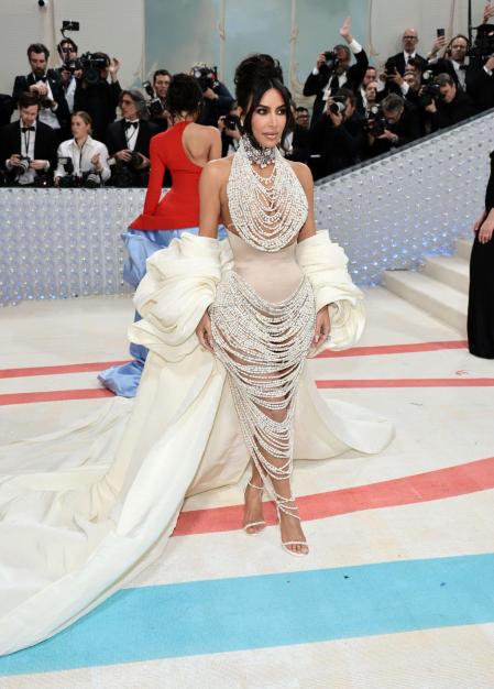 Kim Kardashian con un diseño repleto de perlas en la gala Met 2023