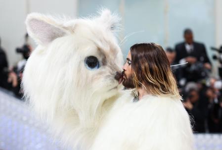 Jared Leto con su disfraz de Choupette en la gala Met