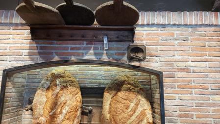 Utensilios del antiguo horno, como las palas de madera.