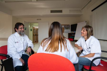 Paula, paciente de TLP en el Hospital Sagrat Cor de Martorell, con el doctor y con una de sus terapeutas. Martorell, 26 de Abril de 2023.