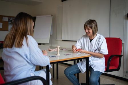 Paula, paciente de TLP en el Hospital Sagrat Cor de Martorell, juega con una de sus terapeutas. Martorell, 26 de Abril de 2023.