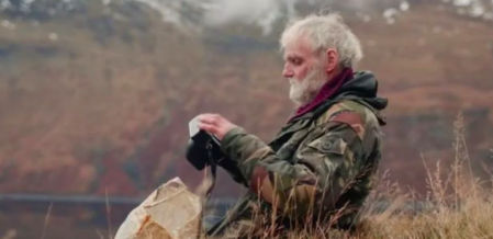 Ken Smith tiene 74 años