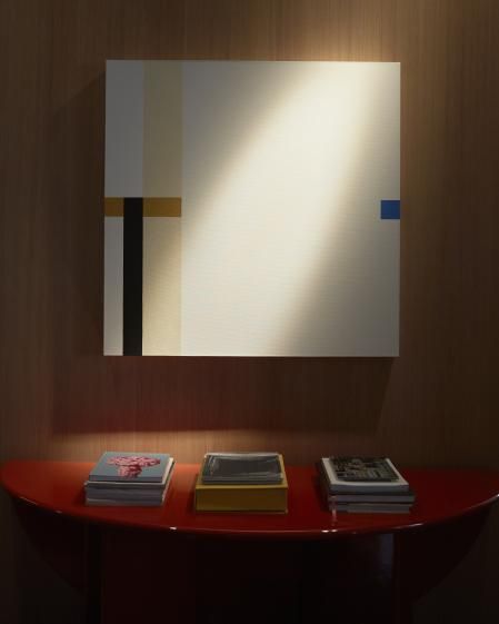 Mesa de color lacre de Kazuhide Takahma editada por Cassina y cuadro de César Paternosto